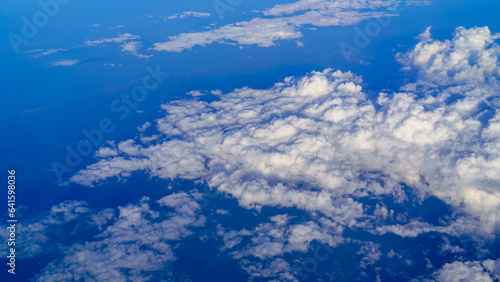 飛行機から　青空と雲
