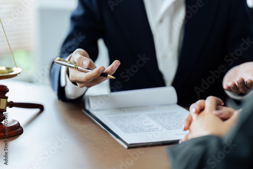 Φωτογραφία Client was listening to a lawyer advising, explaining the details of the proceed