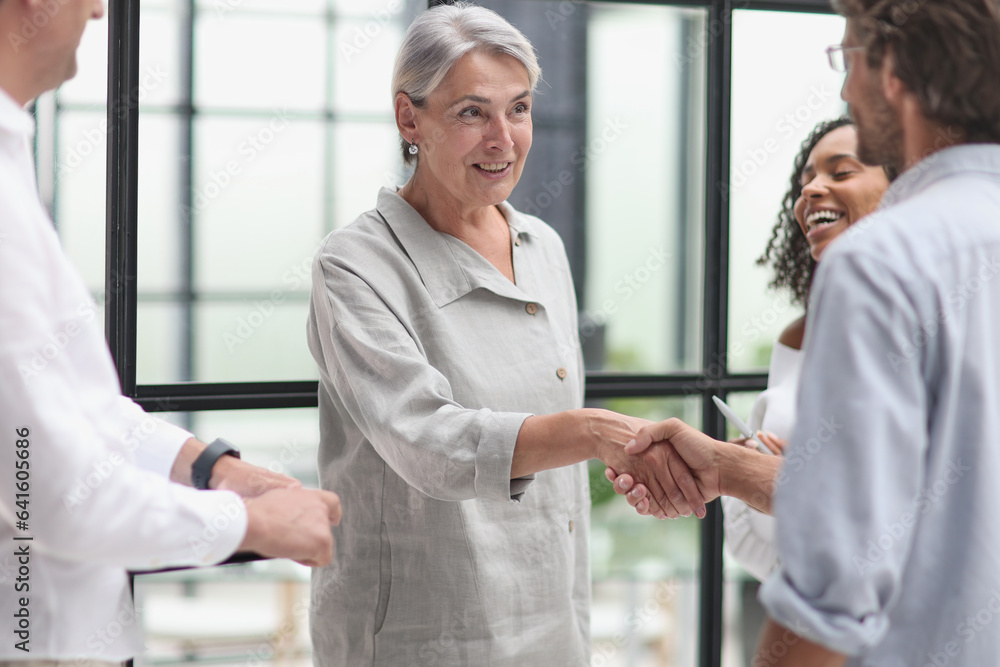 Obraz premium Conversation between managers and employees in the office