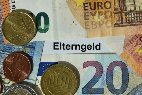 Das Wort Elterngeld mit Euro Geldscheinen und Münzen photo