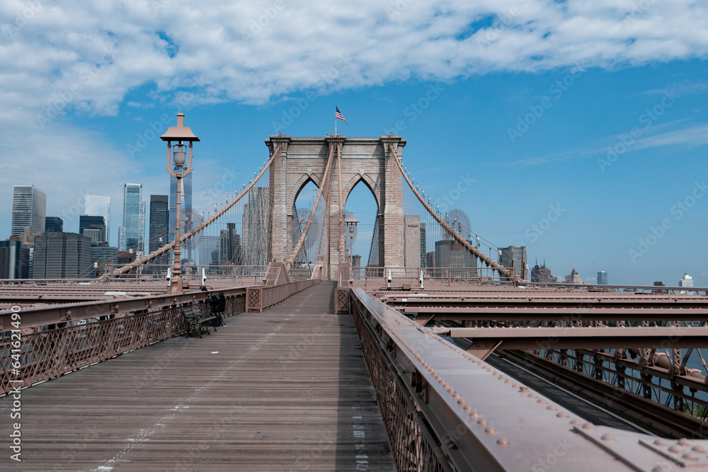 Fototapeta premium Empty Brooklyn Bridge in cloudy day