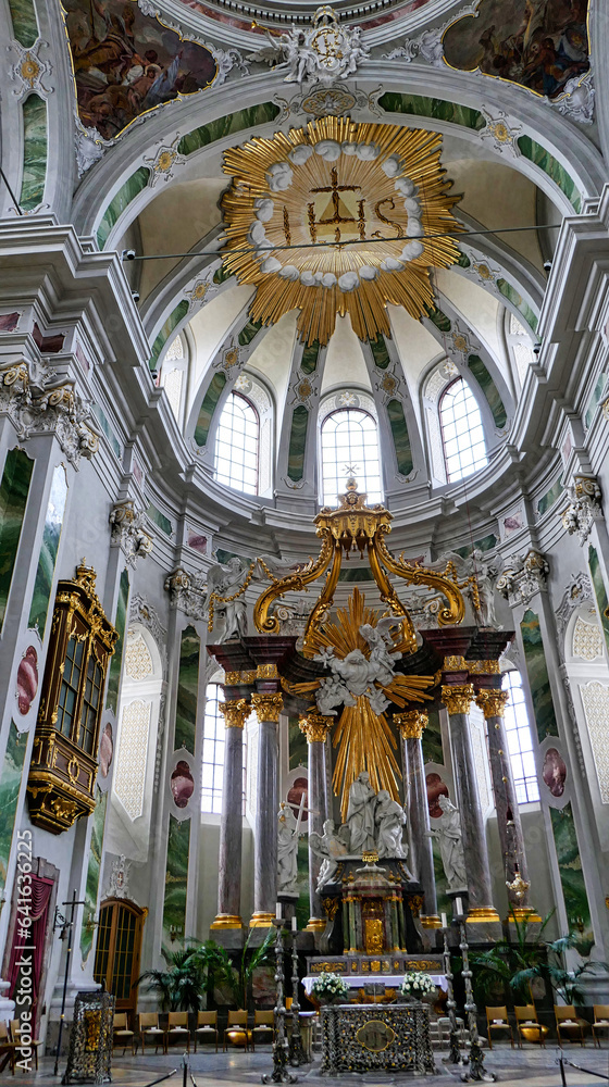 Hochaltar der Jesuitenkirche St. Ignatius und Franz Xaver in Mannheim ...
