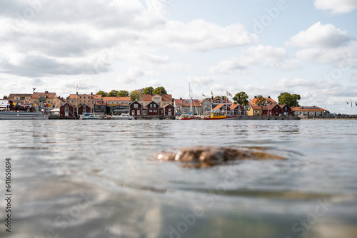 Panorama einer idyllischen Hafenstadt in Schweden  typische rote Schwedenh  user in Skandinavien
