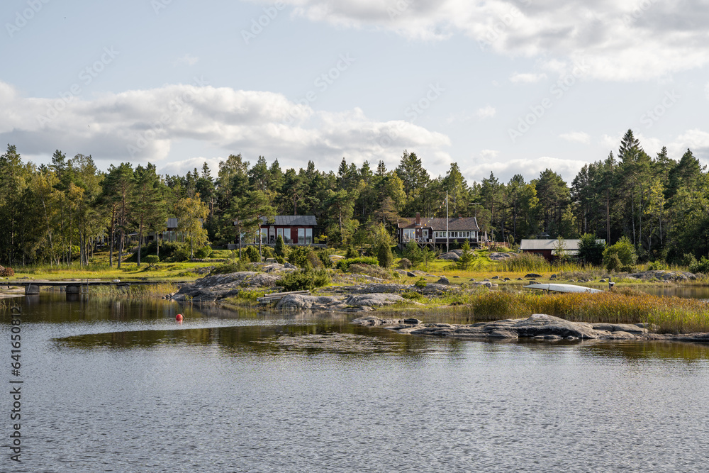schwedische Häuser im Wald an der Schwedischen Küste auf einer Insel, idyllisches Wohnen in der Natur