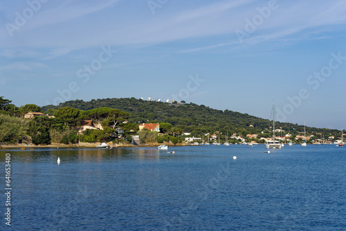 Moored motor boats and sailing boats at bay of Giens Peninsula on a sunny late spring morning. Photo taken June 8th, 2023, Giens, Hyères, France. © Michael Derrer Fuchs