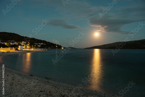 Noc z pełnią księżyca nad Morzem Adriatyckim w Chorwacji
