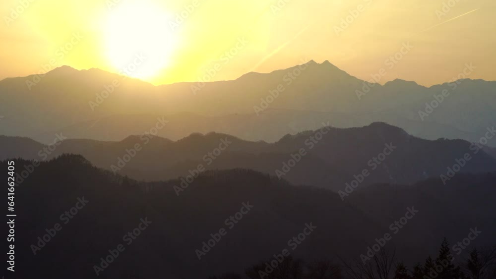 日本の長野県、小川村から見た鹿島槍ヶ岳の夕日。 日本の長野県、小川村から見た鹿島槍ヶ岳の夕日。