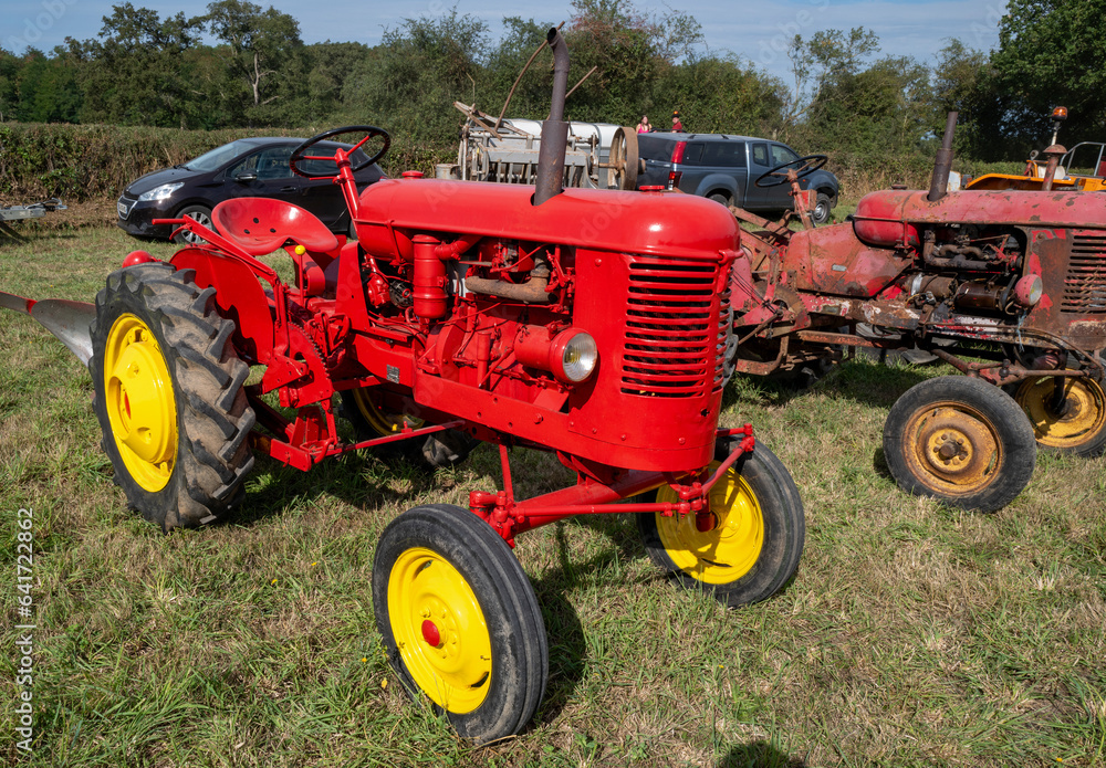 vieux tracteurs de collection dans un champ lors d'une exposition agricole en France en Europe vieux tracteurs de collection dans un champ lors d'une exposition agricole en France en Europe