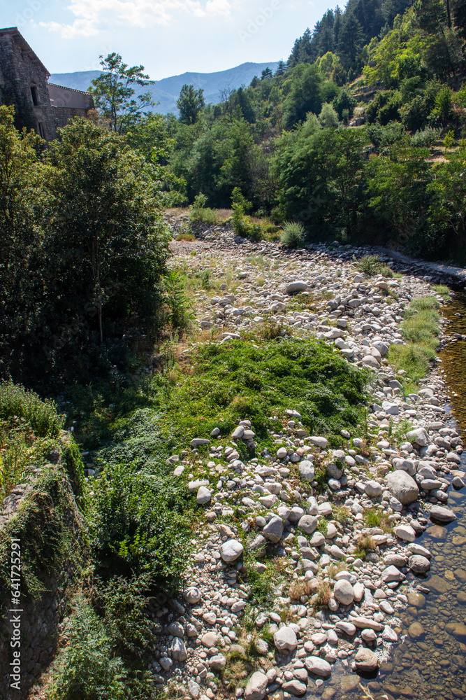 rivière en Ardèche asséchée en 2023 rivière en Ardèche asséchée en 2023