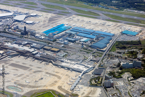 成田空港第三ターミナル上空から貨物ターミナル方向を空撮