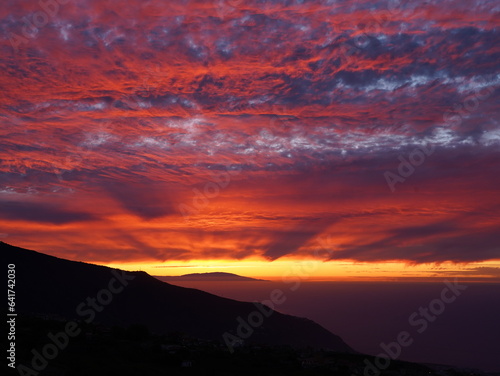 Piękny zachód Słońca nad La Palmą oglądany z Teneryfy. © Jacek