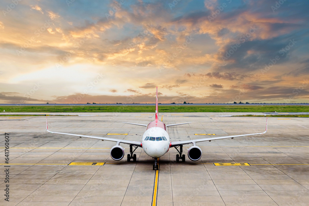 Φωτογραφία Airplane taxi in taxiway after landing and prepare to park in passenger gate