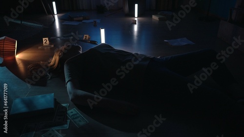 Obraz na plátne The body of a dead woman lies on the floor in a dark apartment