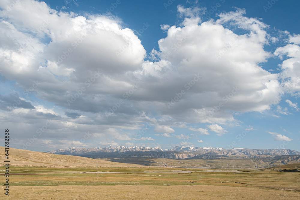 Montañas Tien Shan en el horizonte Montañas Tien Shan en el horizonte