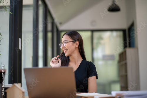 Wallpaper Mural Freelance businesswoman in glasses thinking and marketing plan. Thinking hard about the business plan Torontodigital.ca