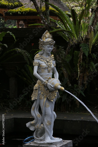 Wasserspendende Frau im Freibad, Pura Tirta Empul Tempel in Tampaksiring, Bali, Indonesien photo