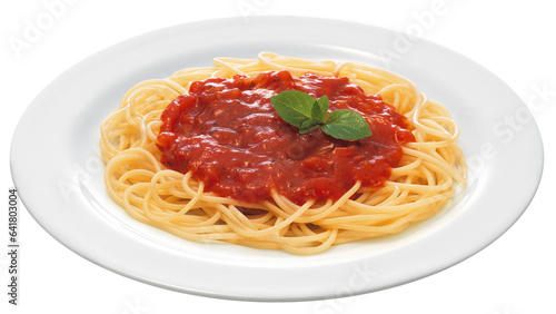 Prato com espaguete ao molho de tomates fresco com manjericão isolado em fundo transparente - macarrão ao suco 