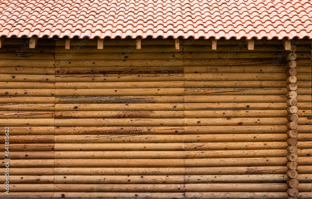 Patrón de troncos  de cabaña de madera en el bosque 