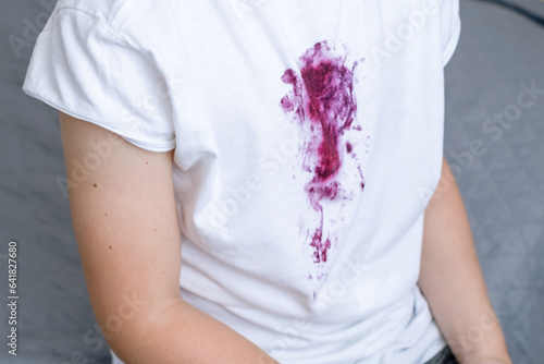 Canvas-taulu A dirty stain from berries on a child's white clothes