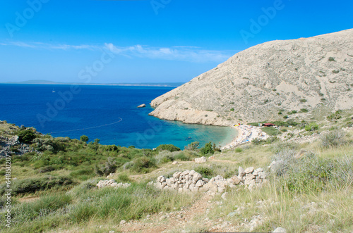Veduta della spiaggia di Oprna nell'isola di Krk (Croazia)