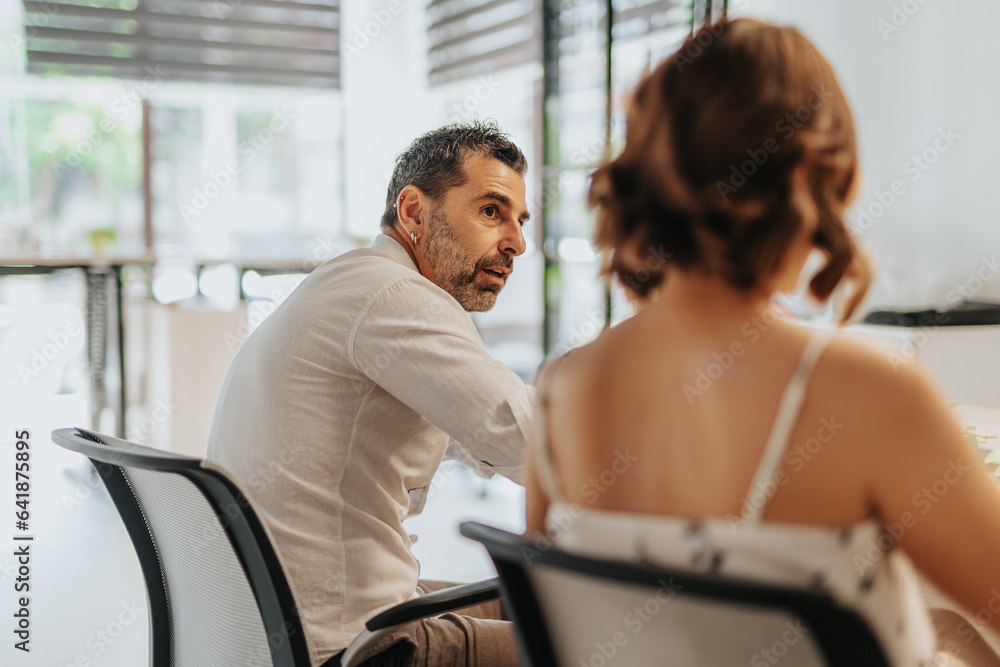 Obraz premium Business Team Discussing Profit Growth and Project Development in an Office Workspace