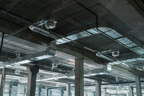 Foto Air ventilation system on the ceiling in a large warehouse