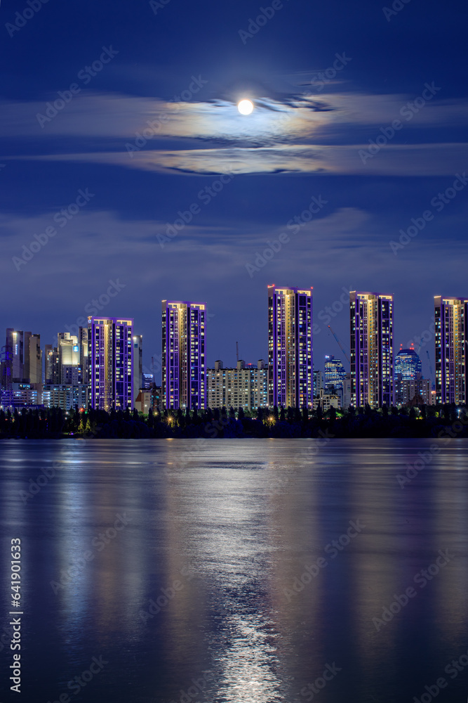 Obraz premium moonlit river, cityscape in night, seoul, hanriver