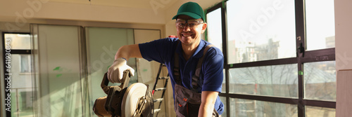 Φωτογραφία Carpenter working using electrical equipment for cutting board