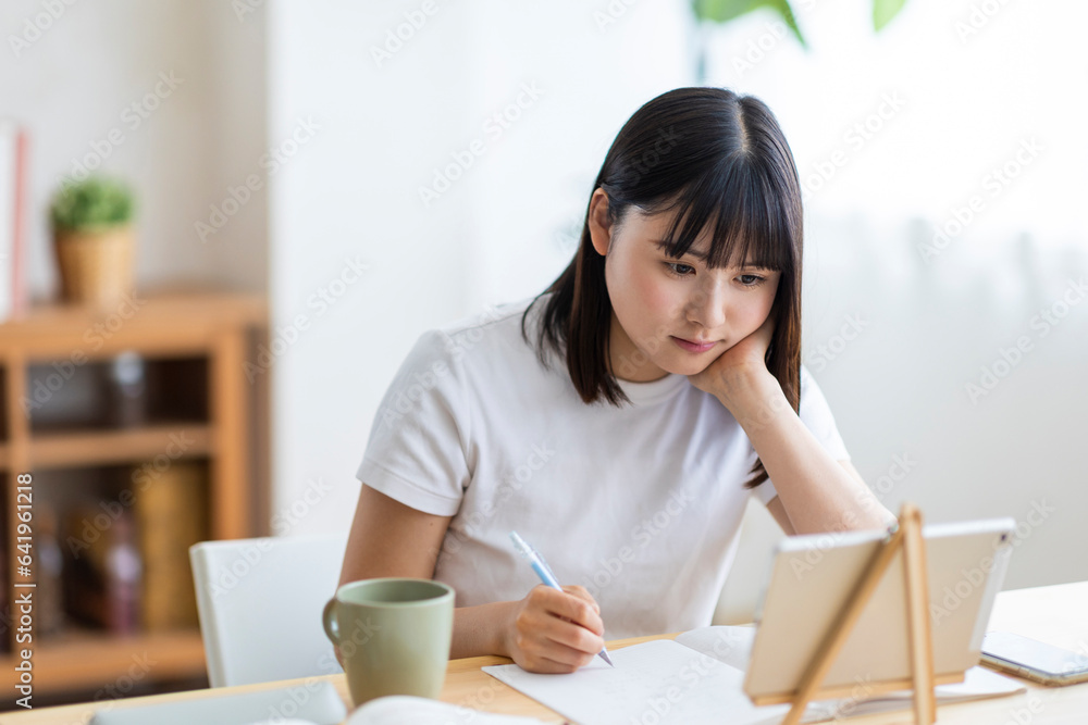 タブレットを使って勉強する学生 タブレットを使って勉強する学生