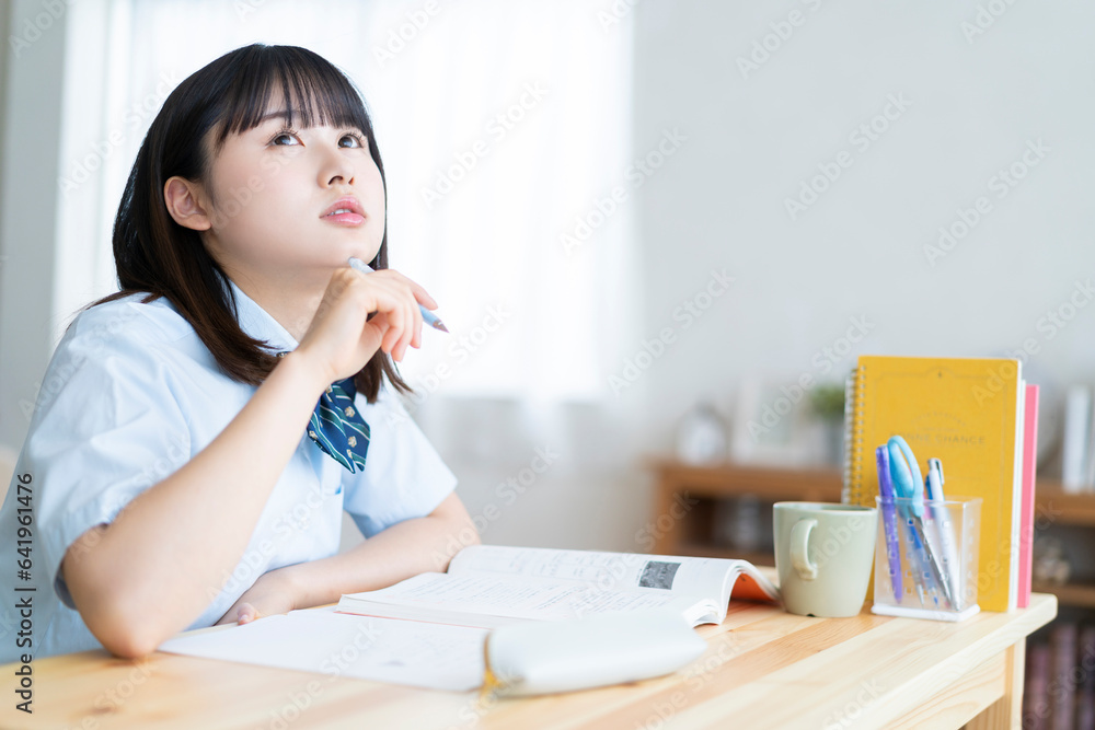 自宅で勉強する学生 自宅で勉強する学生