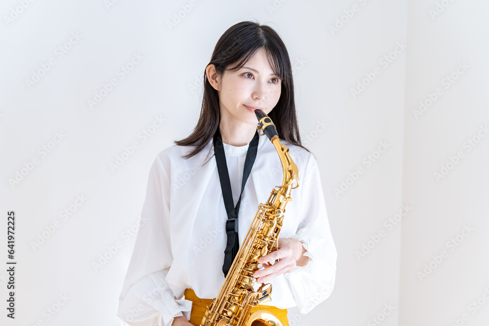 Fototapeta premium サックスを持つ日本人女性