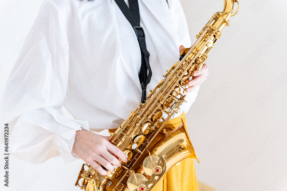 Fototapeta premium サックスを持つ日本人女性