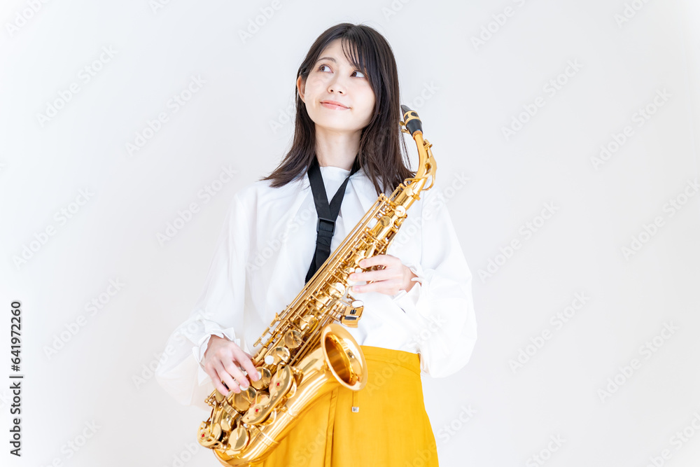 Fototapeta premium サックスを持つ日本人女性