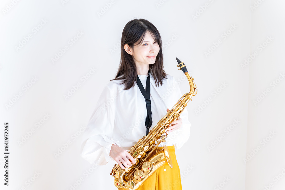 Fototapeta premium サックスを持つ日本人女性