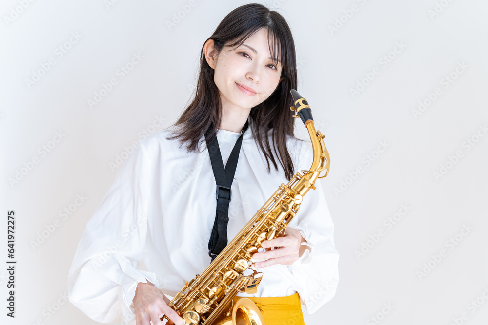 Fototapeta premium サックスを持つ日本人女性