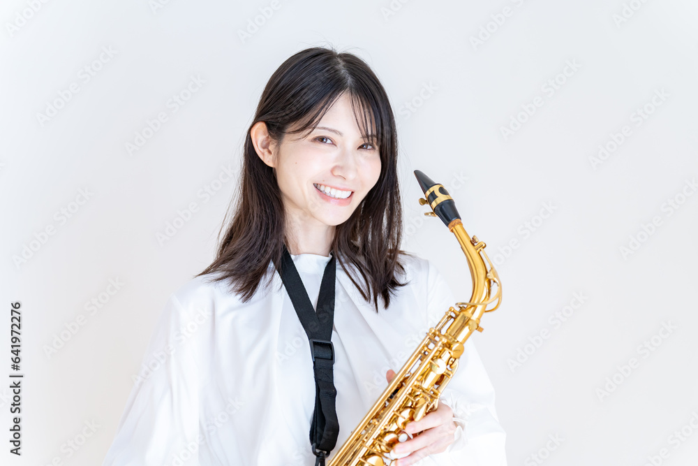 Fototapeta premium サックスを持つ日本人女性