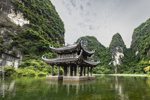 Tempio nell'acqua circondato dalla Giungla Vu Lam Royal Step a Ninh Binh photo