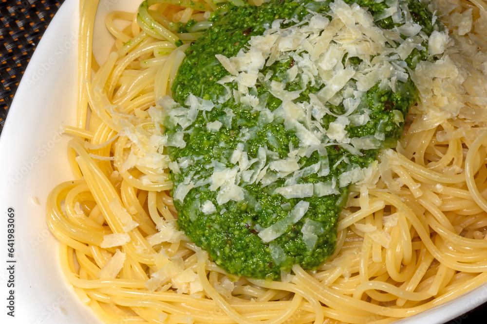 Spaghetti mit Petersiien-Pesto und Parmesan Spaghetti mit Petersiien-Pesto und Parmesan