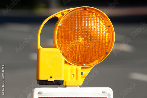 Orange Baustellenlampe an einer Baustellenabsperrung, Deutschland © detailfoto