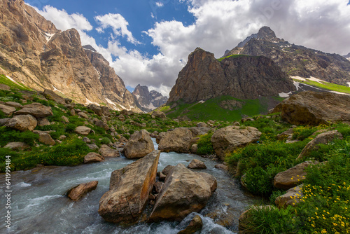 Obraz na płótnie cilo mountains, hakkari, high mountains and clouds, valley of heaven and hell w salonie