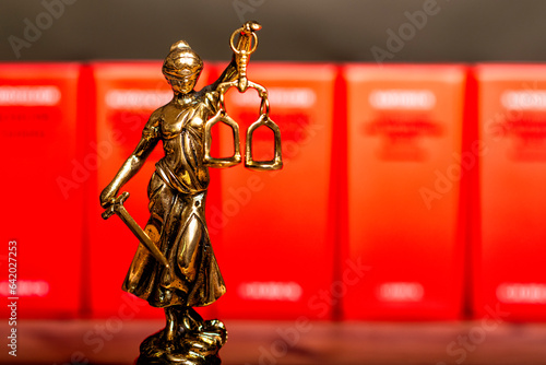 Foto statue of Lady Justice, goddess Justitia, on the desk in a lawyer's office