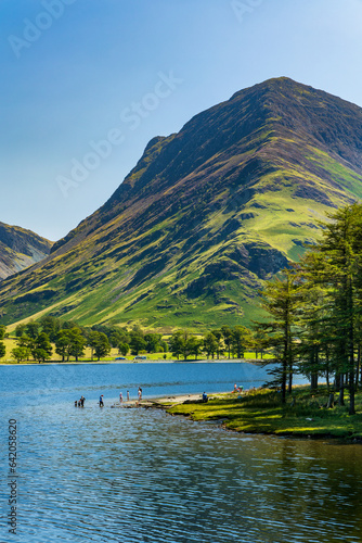 Foto Bathers enjoying hot sumer weather at Buttermere in the English Lake District