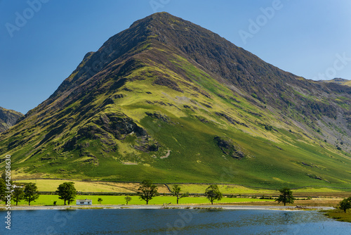 A beautiful, calm lake surrounded by high mountains in summer (Buttermere, Lake District) © whitcomberd