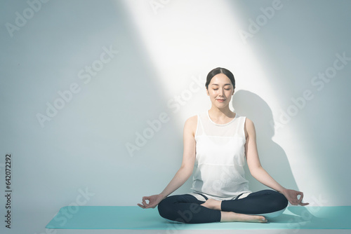 トレーニングウェアを着て瞑想をする女性