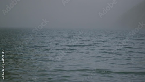 Lac des Pyrénées dans le brouillard