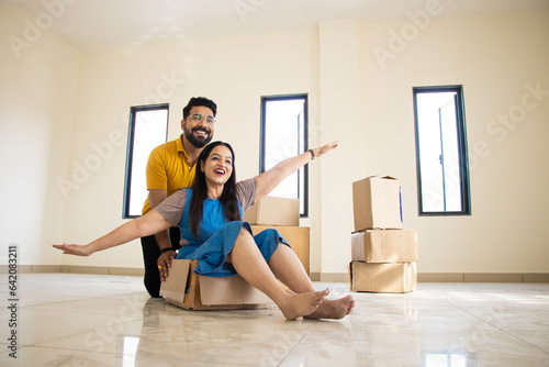 Quadro su tela Happy young indian couple having fun in new home