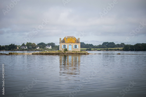 Maison aux volets bleus à Saint-Cado en Bretagne, maison typique sur une petite île de pierre photo