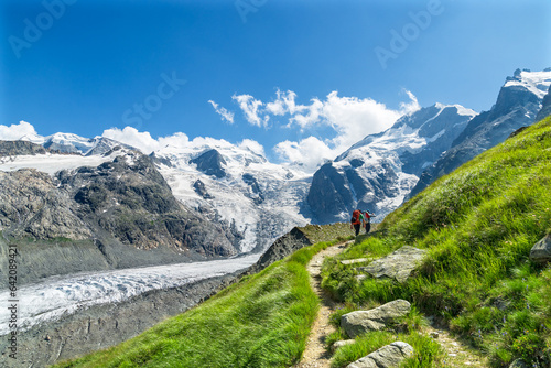 Wanderer auf dem Weg zur Bovalhütte, Chamanna da Boval, mit Blick auf den Morteratsch-Gletscher und die Berge der Bernina-Gruppe, Pontresina, Engadin, Graubünden, Schweiz photo