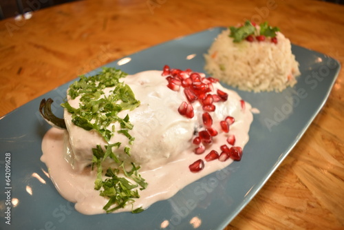 Chile en nogada comida tipica mexicana de puebla con arroz y crema deliciosa gastronomia poblana photo