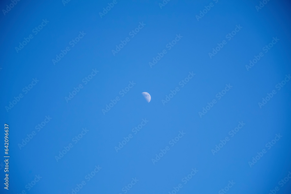 illustration d'un ciel bleu avec un quartier de lune blanc illustration d'un ciel bleu avec un quartier de lune blanc